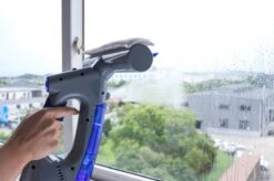 Swiss Pro+ Ruitenreiniger 3 In 1 WV 2 Blue Edition Window Vac - Ca. 120 M² - Waterzuiger - Incl. Smalle Zuigmond - Oplaadbaar - Raamwisser - Streeploos - Clicksystem - 2 Microvezeldoekjes - Met Sprayfunctie - Low Noise - Hepafilter -Schoonmaakmiddelen Winkel 1200x799 2