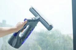 Swiss Pro+ Ruitenreiniger 3 In 1 WV 2 Blue Edition Window Vac - Ca. 120 M² - Waterzuiger - Incl. Smalle Zuigmond - Oplaadbaar - Raamwisser - Streeploos - Clicksystem - 2 Microvezeldoekjes - Met Sprayfunctie - Low Noise - Hepafilter -Schoonmaakmiddelen Winkel 1200x799