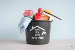 ByMi| Poetsemmer Happy New Home | Cadeautje Huis |Housewarming |Nieuwe Woning | Gepersonaliseerd -Schoonmaakmiddelen Winkel 1200x800 1