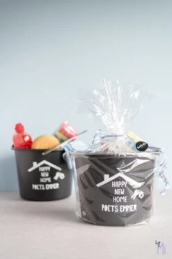 ByMi| Poetsemmer Happy New Home | Cadeautje Huis |Housewarming |Nieuwe Woning | Gepersonaliseerd -Schoonmaakmiddelen Winkel 801x1200